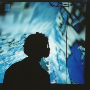 Centre-Lumière-Bleu 2.0 Installation en réalité virtuelle Photo de l’installation Logiciels, GRAFFITI, WORLD TOOL KIT, capteurs Polhémus 1996