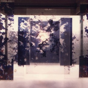 Hexagramme : la Paix Installation, Suspension d’images numériques imprimées sur rhodoïd Bois, métal, altuglas, miroir, rhodoïd 190 x 65 x 140 cm 1994