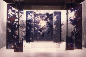 Hexagramme : la Paix Installation, Suspension d’images numériques imprimées sur rhodoïd Bois, métal, altuglas, miroir, rhodoïd 190 x 65 x 140 cm 1994